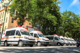 Hà Nội tiếp nhận 9 xe cứu thương và 70 máy thở phòng chống dịch