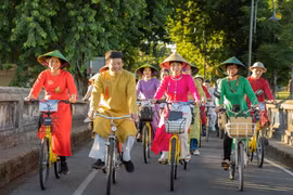 Đạp xe kết nối di sản ở Hà Nội với áo dài truyền thống