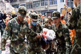 Bé gái sống sót trong vòng tay cha mẹ sau vụ sập nhà