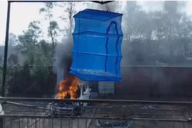 Tự tay đốt ô tô phát video trực tiếp để lấy tiền mua xe mới