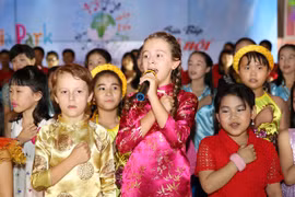 Xem đại sứ nhỏ tuổi nhất làng trẻ em SOS hát quốc ca tại Asia Park