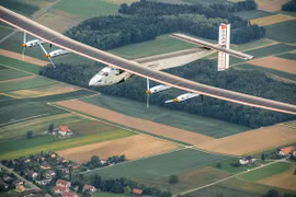 Máy bay năng lượng mặt trời Solar Impulse 2 bay 4000 dặm không nghỉ