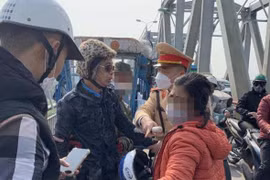 Cảnh sát giao thông và người dân kịp thời ngăn một nam giới định nhảy cầu Chương Dương tự tử