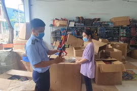 Phát hiện 2 cơ sở kinh doanh súng nhựa trẻ em nhập lậu