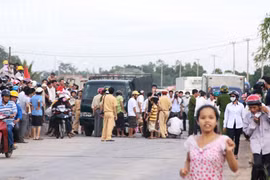 Xe máy va quệt xe tải, 2 người chết