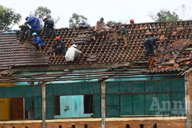 Lốc xoáy làm tốc mái hơn 400 nhà dân 