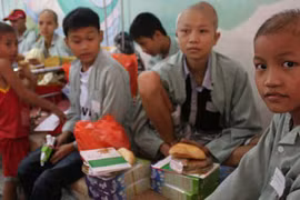 Mang âm nhạc đổi lấy nụ cười của trẻ mắc bệnh ung thư