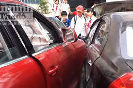 Xe Audi gây tai nạn liên hoàn trong trường học