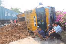 Xe ben lật đổ, nhà xe vội vàng lấy đất che biển kiểm soát