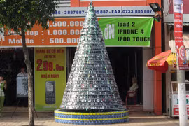 Độc đáo cây thông Noel làm từ điện thoại