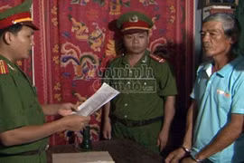 Bé gái khuyết tật đáng thương