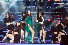 Bài hát yêu thích tháng 4: Đêm nhạc rực rỡ sắc màu