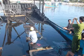 Lửa thiêu rụi hai tàu cá chuẩn bị ra Hoàng Sa đánh bắt hải sản