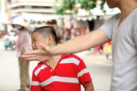 Thầy giáo đình đám gây sốt với bộ ảnh về trẻ em