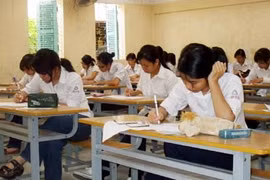 Sĩ tử "tố" nhà trường dạy quay cóp mùa thi
