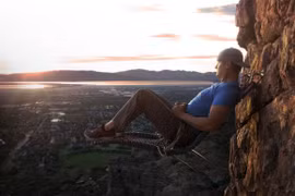 Chàng trai ngồi trên vách núi cao 107 mét ở Utah