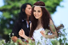 Vy Oanh hóa "thiên thần" trong MV mới