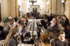 Phía sau ánh hào quang trên sàn catwalk