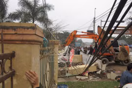 Xe cẩu kéo đổ cổng nhà văn hoá, đè chết 3 người