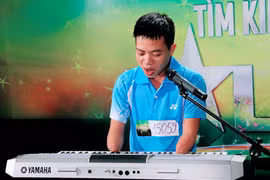 Tiếng đàn rơi nước mắt của chàng trai mất đôi bàn tay