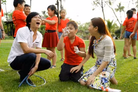 Vợ chồng Hồ Hoài Anh tung MV hot cùng thí sinh nhí