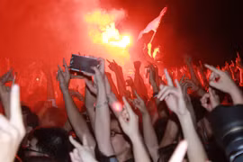 Mặc giông bão, hàng ngàn rockfan vẫn cháy hết mình trên sân Hàng Đẫy