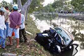 Ô tô lao xuống mương nước, 4 người bị thương