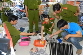 Phát hiện cửa hàng bày bán trái phép vũ khí, công cụ hỗ trợ