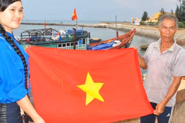 Thêm 900 lá cờ Tổ quốc tung bay trên ngư trường Hoàng Sa