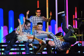 Phương Thanh "trổ tài" nhào lộn trên sân khấu