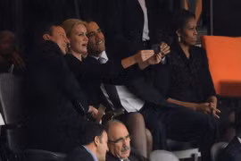Tổng thống Barack Obama gây "bão", khi chụp ảnh "tự sướng"