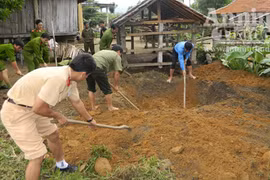 Lực lượng Công an xung kích giúp dân vùng bệnh lạ