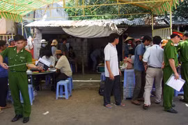 Nghi ngoại tình, vợ dùng dao đâm chồng đứt ruột