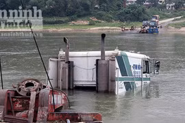 Qua sông bằng phà, xe container lao thẳng xuống sông