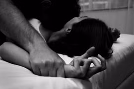 Đêm khuya, bị bạn làm cùng đe dọa, cưỡng hiếp