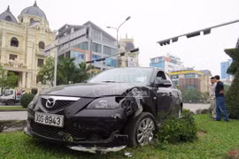 Xế hộp “bại trận” trước trụ đèn tín hiệu giao thông
