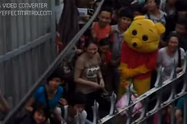 Màn tỏ tình thất bại của anh chàng "đội lốt" gấu Pooh