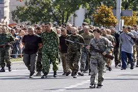 Mặc Kiev tiếp tục pháo kích, Donetsk vẫn trao trả hàng trăm tù binh Ukraine