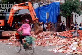 Xe chở gạch lật nhào đè chết 2 chị em, 2 người nguy kịch