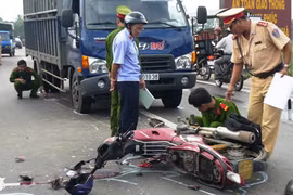 Ô tô tải va chạm với xe máy, 3 người tử vong