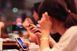 Thêm chiêu trò mới: Nhắn tin rác tố... ngoại tình