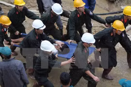 Đã giải cứu thành công 12 công nhân bị mắc kẹt trong vụ sập hầm thuỷ điện