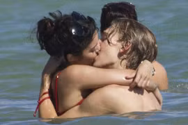  Vanessa Hudgens diện bikini thản nhiên khóa môi bạn trai