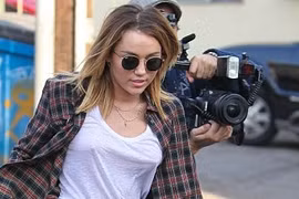 Miley Cyrus thản nhiên “thả rông” dạo phố