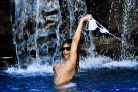  Rihanna bất ngờ lột bikini lộ ngực trần