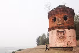 Ngắm nhìn những bức tường mặt người kỳ quái