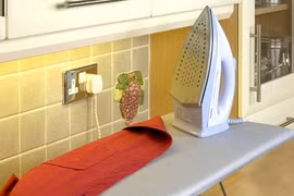 Kinh hoàng người trông trẻ dùng bàn là trên lưng bé sơ sinh