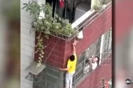Thót tim em bé mắc kẹt ở ban công