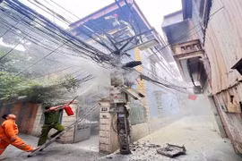 Công an phường Xuân Đỉnh hỗ trợ nhân dân trong cơn bão số 10