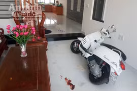 Một phụ nữ bị cướp xông vào phòng ngủ khống chế, đòi cưỡng hiếp